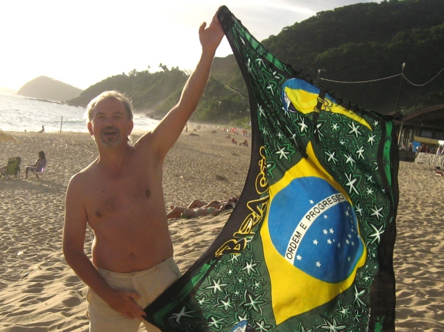Alzando la bandera de Brasil